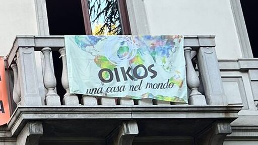 Striscione di Oikos, ente del terzo settore